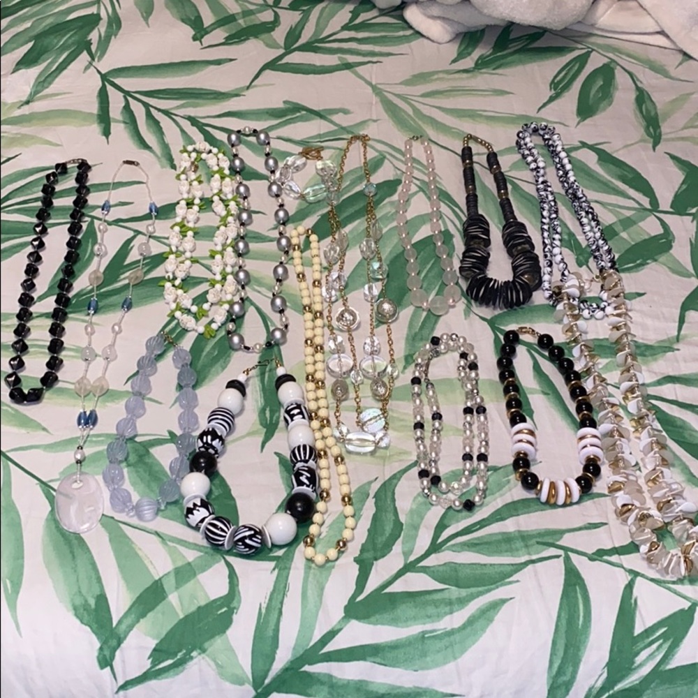 Bundle of blk/wte vintage costume jewelry necklace